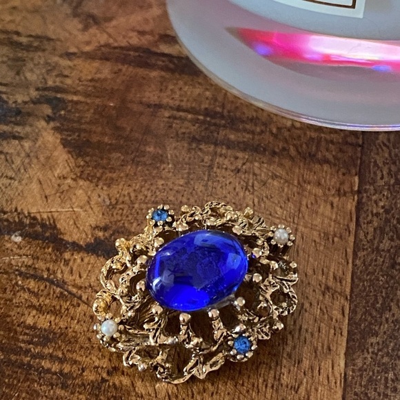 STUNNING vintage gold tone brooch with seed faux pearls and blue cabochon - Picture 3 of 11
